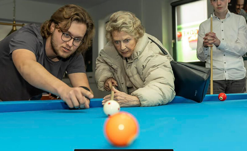 Lenny Roth kann mit allen Generationen: Bei einer Veranstaltung unter dem Motto „Politik und Billard“ der Stadt Auerbach, zeigte der 23-Jährige seine Begeisterung für Kommunalpolitik. Foto: Facebook/Lenny Roth/Daropix