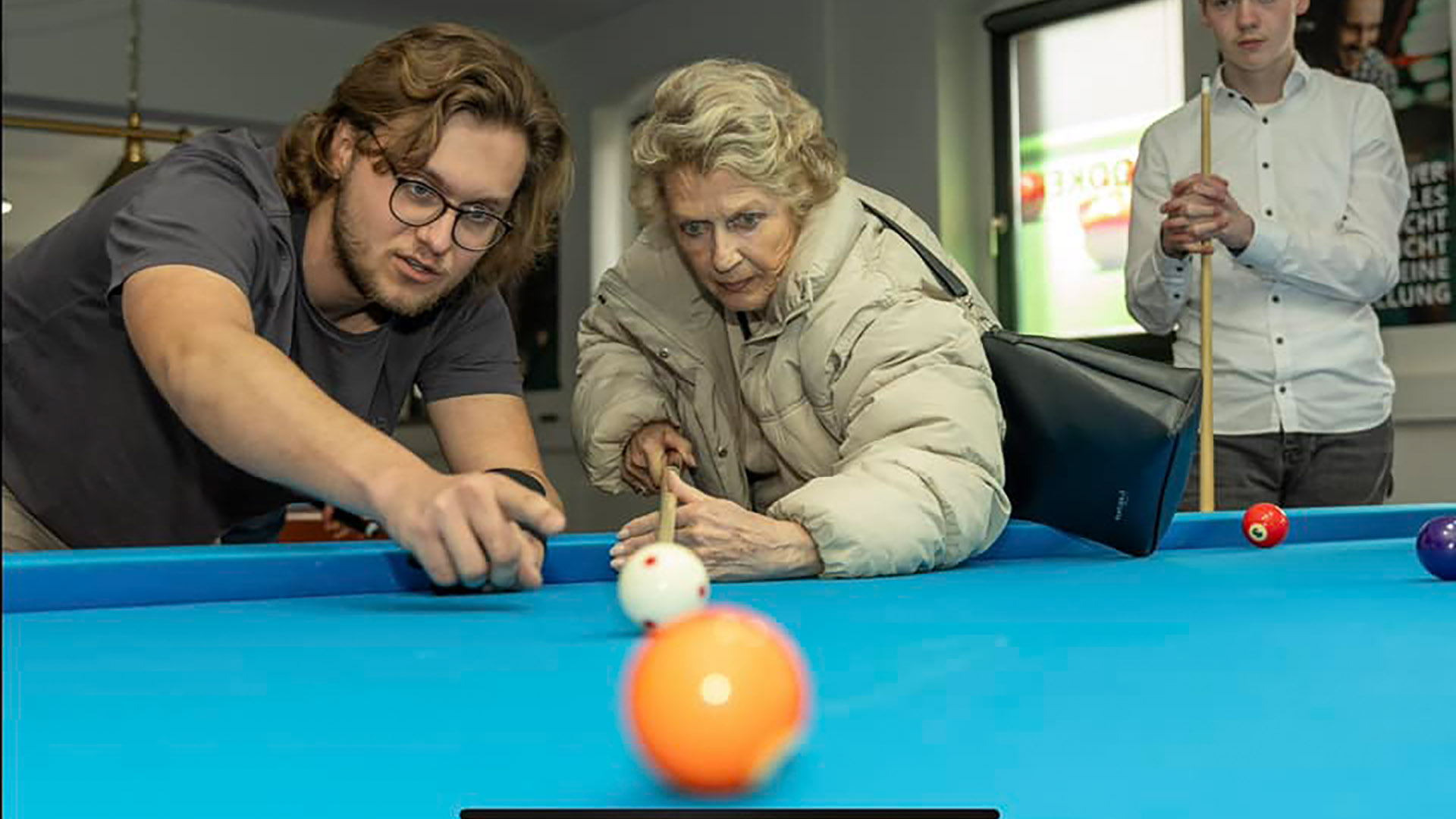 Lenny Roth kann mit allen Generationen: Bei einer Veranstaltung unter dem Motto „Politik und Billard“ der Stadt Auerbach, zeigte der 23-Jährige seine Begeisterung für Kommunalpolitik. Foto: Facebook/Lenny Roth/Daropix