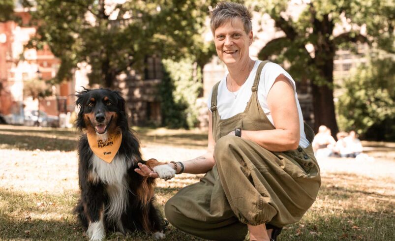 Familienhebamme Martina Schulze mit Hund Theo. Foto: Stadt Plauen.