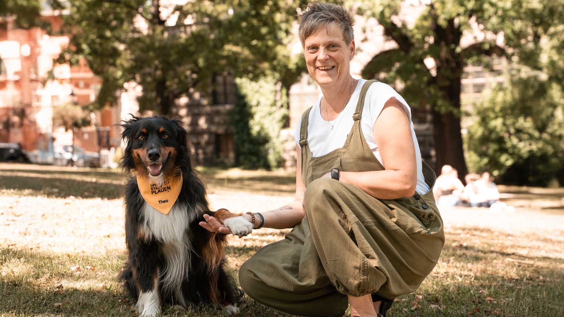 Familienhebamme Martina Schulze mit Hund Theo. Foto: Stadt Plauen.