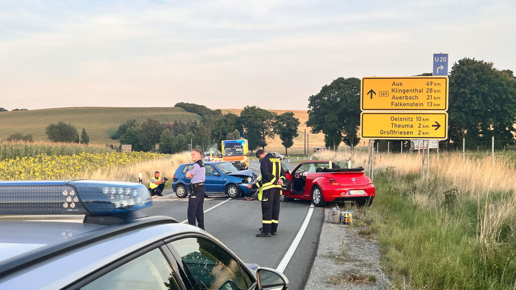 Zwei Fahrzeuge schrottreif und zwei Schwer- sowie ein Leichtverletzter sind die Unfall-Bilanz nach dem Crash auf der B169 bei Mechelgrün. Foto: Presseagentur Höfer