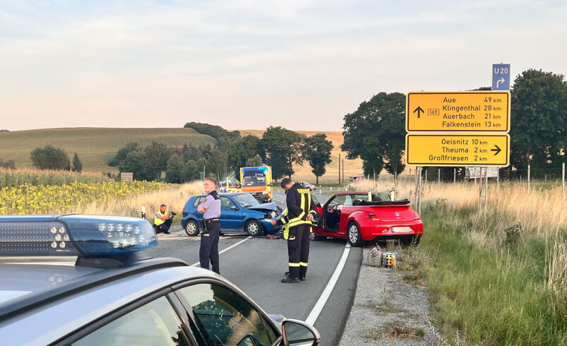 Zwei Fahrzeuge schrottreif und zwei Schwer- sowie ein Leichtverletzter sind die Unfall-Bilanz nach dem Crash auf der B169 bei Mechelgrün. Foto: Presseagentur Höfer