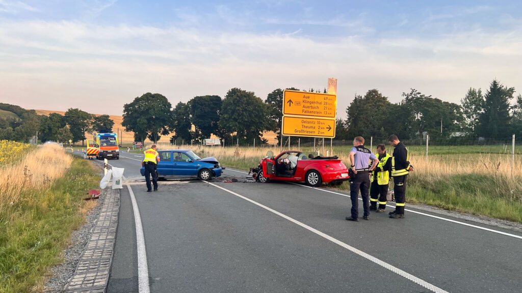 Zwei Fahrzeuge schrottreif und zwei Schwer- sowie ein Leichtverletzter sind die Unfall-Bilanz nach dem Crash auf der B169 bei Mechelgrün. Foto: Presseagentur Höfer