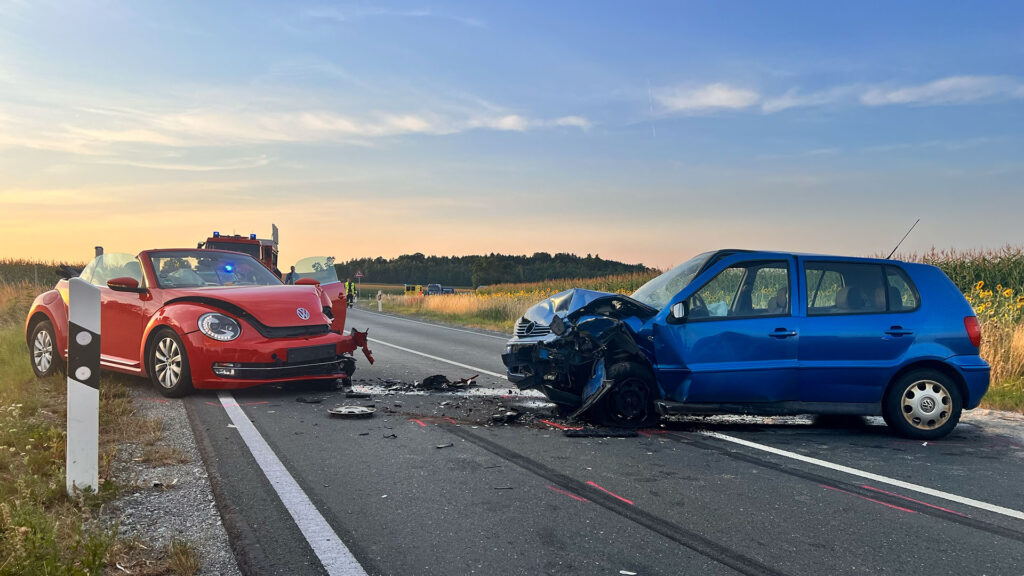 Zusammenstoß mit dem Gegenverkehr bei einem Überholmanöver auf der B169. Foto: Presseagentur Höfer