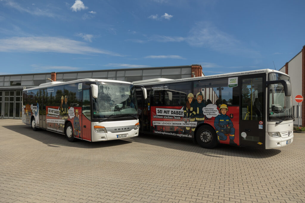 Zwei Schulbusse im neuen Look unterwegs für Hilfs- und Rettungskräfte. © Foto: Landratsamt Vogtlandkreis/David Rötzschke