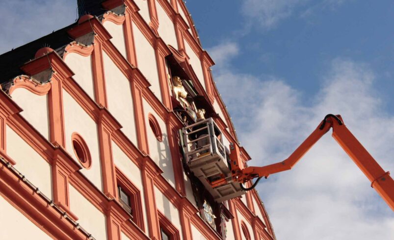 Historische Figuren am Alten Rathaus in Sicherheit gebracht. Foto: Stadt Plauen