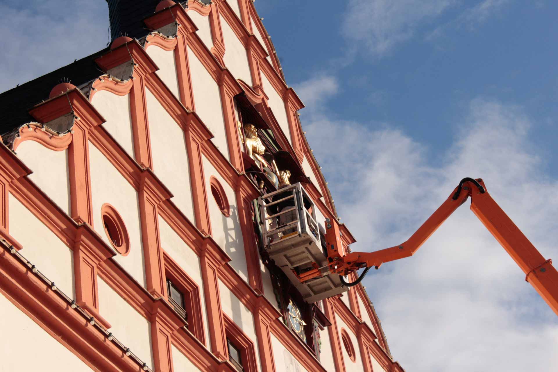 Historische Figuren am Alten Rathaus in Sicherheit gebracht. Foto: Stadt Plauen
