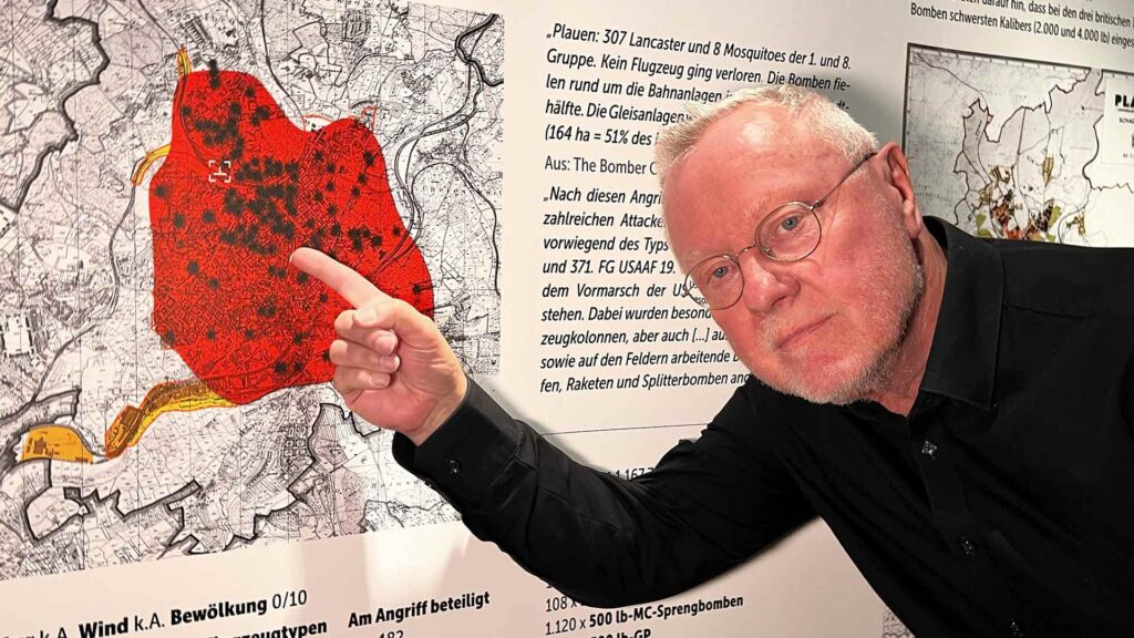Kurautor der "Bomben auf Plauen"-Austellung im Vogtlandmuseum - Gerd Naumann vor einer der informativen Schautafeln. Schockierend, die abgeworfene Bombenlast und die in Trümmern gelegte Spitzenstadt. Foto: Sebastian Höfer