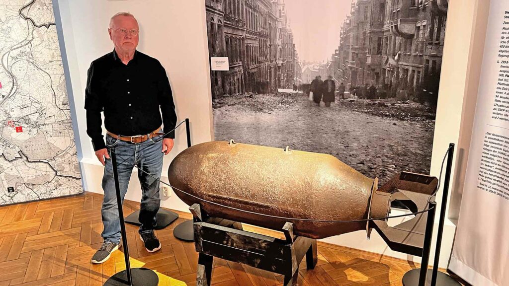 Gerd Naumann - Historiker und Kurautor der aktuellen Ausstellung "Bomben auf Plauen" im Vogtlandmuseum - neben einem 500-Kilogramm-Blindgänger, welcher auf Plauen im Zweiten Weltkrieg abgeworfen wurde. Foto: Sebastian Höfer