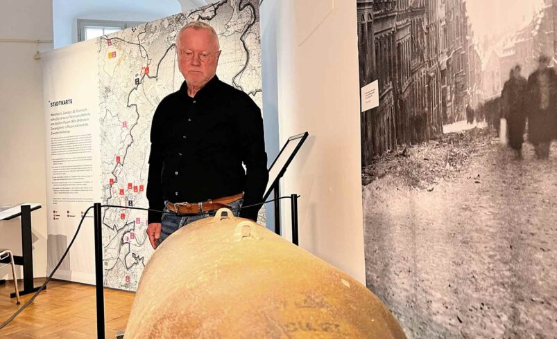 Gerd Naumann - Historiker und Kurautor der aktuellen Ausstellung "Bomben auf Plauen" im Vogtlandmuseum - vor einem 500-Kilogramm-Blindgänger, welcher auf Plauen im Zweiten Weltkrieg abgeworfen wurde. Foto: Sebastian Höfer