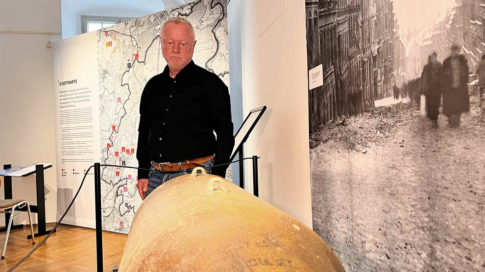 Gerd Naumann - Historiker und Kurautor der aktuellen Ausstellung "Bomben auf Plauen" im Vogtlandmuseum - vor einem 500-Kilogramm-Blindgänger, welcher auf Plauen im Zweiten Weltkrieg abgeworfen wurde. Foto: Sebastian Höfer