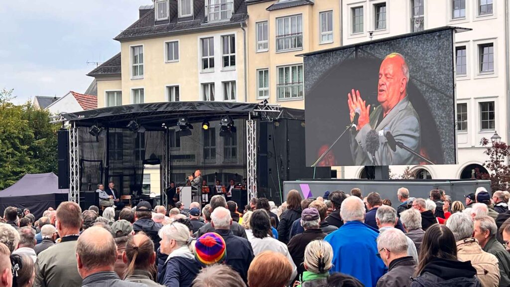 Ex-ZDF-Star Peter Hahne spricht erneut in Plauen und polarisiert Menschen. Foto: S. Höfer