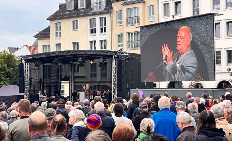 Ex-ZDF-Star Peter Hahne spricht erneut in Plauen und polarisiert Menschen. Foto: S. Höfer