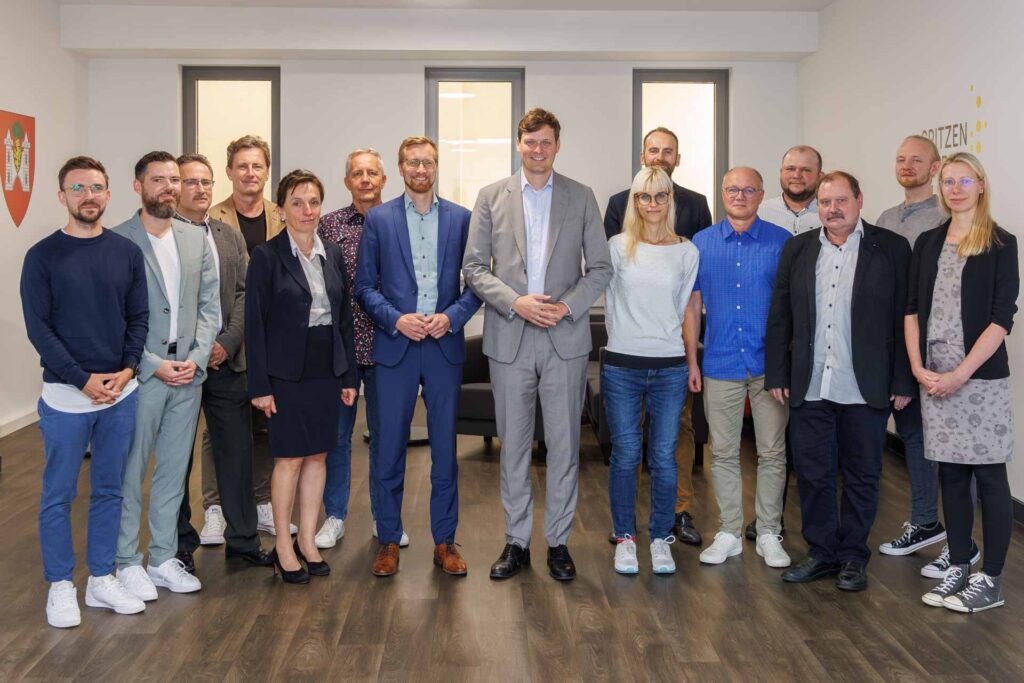 Bürgermeister Tobias Kämpf und Staatsminister Conrad Clemens (Bildmitte) mit den Schulleiterinnen und Schulleitern der Gymnasien, Oberschulen und des Förderzentrums „Käthe-Kollwitz-Schule“ in der Stadt Plauen. Foto: Stadt Plauen