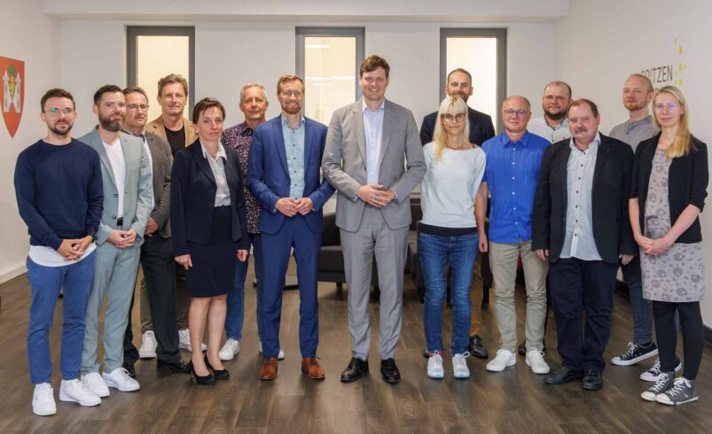 Bürgermeister Tobias Kämpf und Staatsminister Conrad Clemens (Bildmitte) mit den Schulleiterinnen und Schulleitern der Gymnasien, Oberschulen und des Förderzentrums „Käthe-Kollwitz-Schule“ in der Stadt Plauen. Foto: Stadt Plauen
