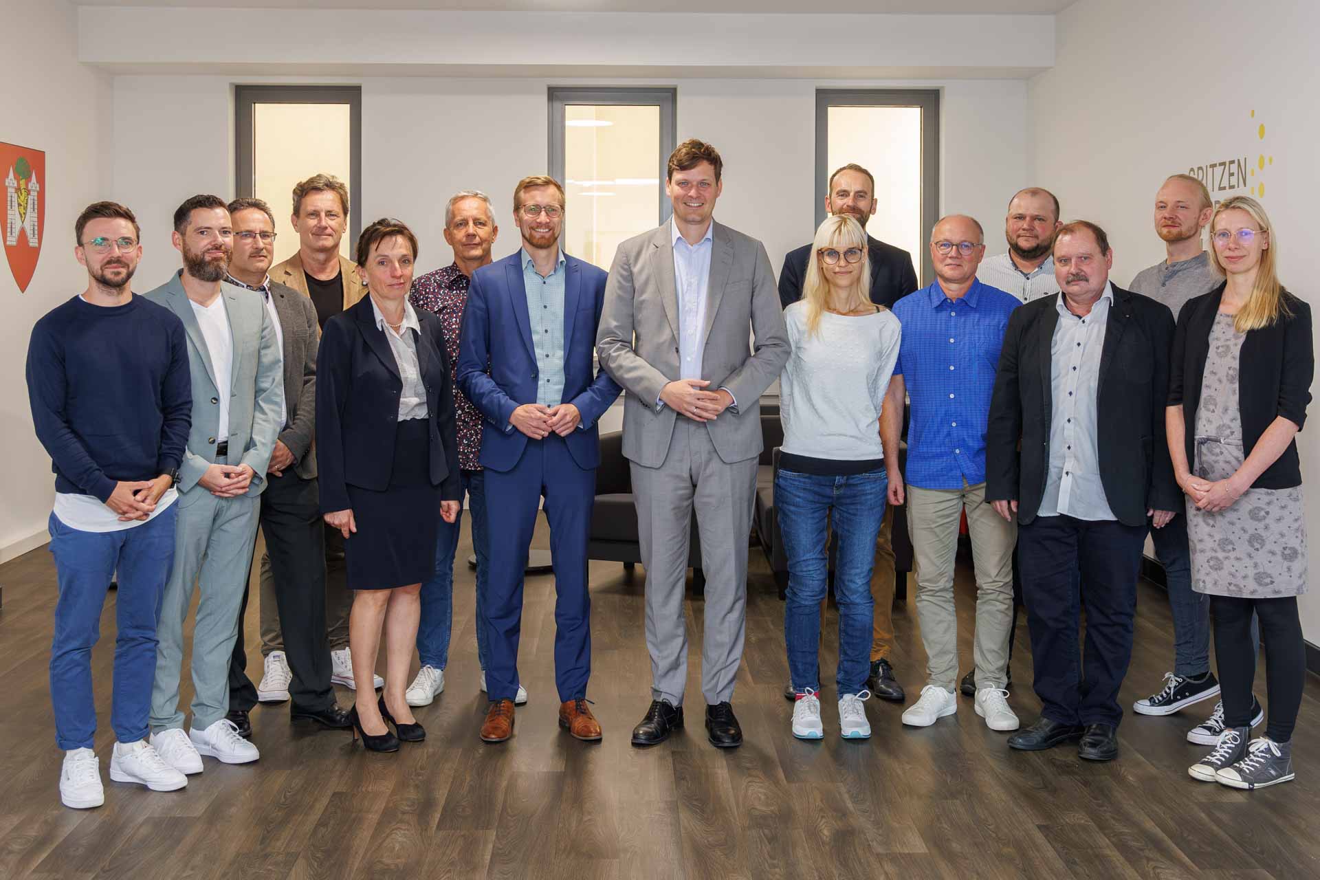 Bürgermeister Tobias Kämpf und Staatsminister Conrad Clemens (Bildmitte) mit den Schulleiterinnen und Schulleitern der Gymnasien, Oberschulen und des Förderzentrums „Käthe-Kollwitz-Schule“ in der Stadt Plauen. Foto: Stadt Plauen