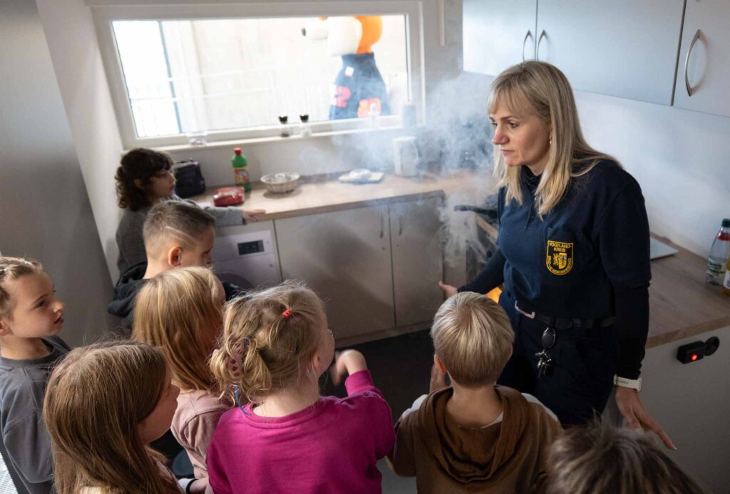 In einer eingebauten Showküche zeigt Anja Haymann verschiedene Gefahrenquellen auf und erklärt das richtige Verhalten. Foto: Vogtlandkreis