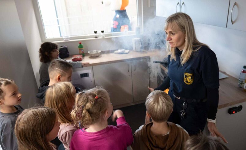 In einer eingebauten Showküche zeigt Anja Haymann verschiedene Gefahrenquellen auf und erklärt das richtige Verhalten. Foto: Vogtlandkreis