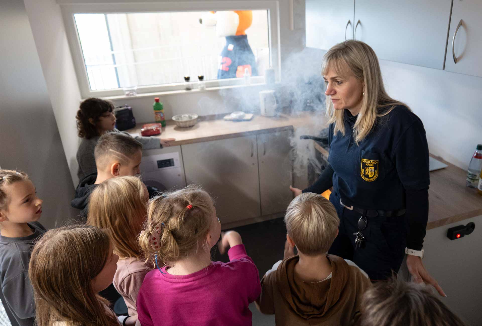 In einer eingebauten Showküche zeigt Anja Haymann verschiedene Gefahrenquellen auf und erklärt das richtige Verhalten. Foto: Vogtlandkreis