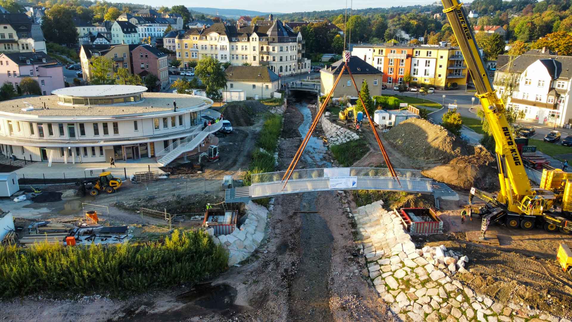 Spektakel am Göltzschplatz: Neue Brücke schwebt ins Stadtzentrum. Foto: Stadt Rodewisch
