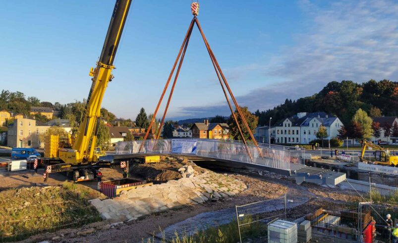 Spektakel am Göltzschplatz: Neue Brücke schwebt ins Stadtzentrum. Foto: Stadt Rodewisch