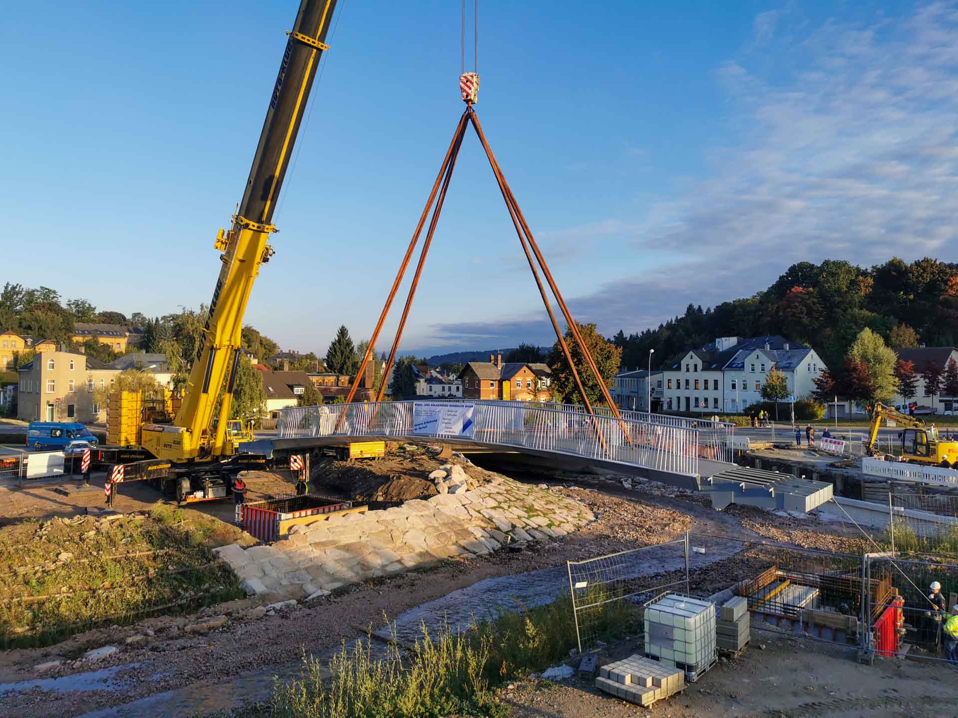Spektakel am Göltzschplatz: Neue Brücke schwebt ins Stadtzentrum. Foto: Stadt Rodewisch