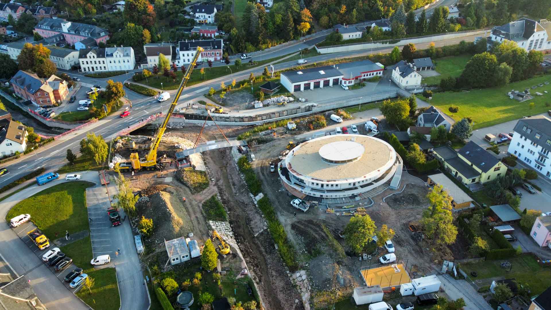 Spektakel am Göltzschplatz: Neue Brücke schwebt ins Stadtzentrum. Foto: Stadt Rodewisch