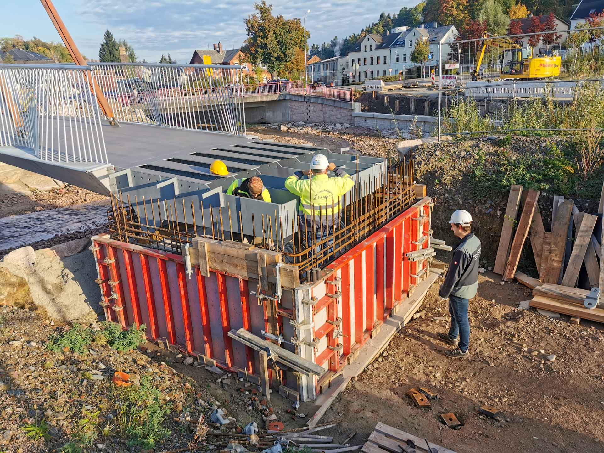 Spektakel am Göltzschplatz: Neue Brücke schwebt ins Stadtzentrum. Foto: Stadt Rodewisch