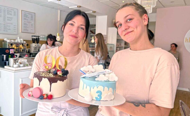 Konditormeisterin Caroline Lange (links im Bild) zusammen mit Ihrer Mitarbeiterin Carrie-Ann Löffler in der eigenen Patisserie am Topfmarkt in Plauen. Foto: Sebastian Höfer