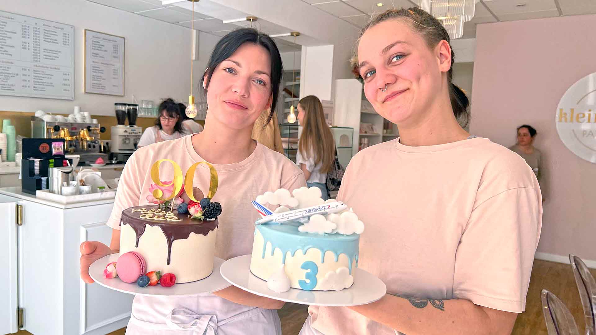 Konditormeisterin Caroline Lange (links im Bild) zusammen mit Ihrer Mitarbeiterin Carrie-Ann Löffler in der eigenen Patisserie am Topfmarkt in Plauen. Foto: Sebastian Höfer