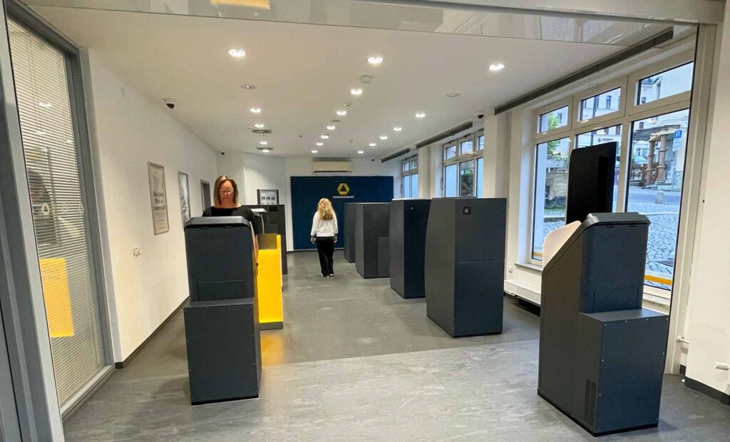 Die SB-Zone, die um einen Geldautomaten erweitert wurde. Foto: Commerzbank