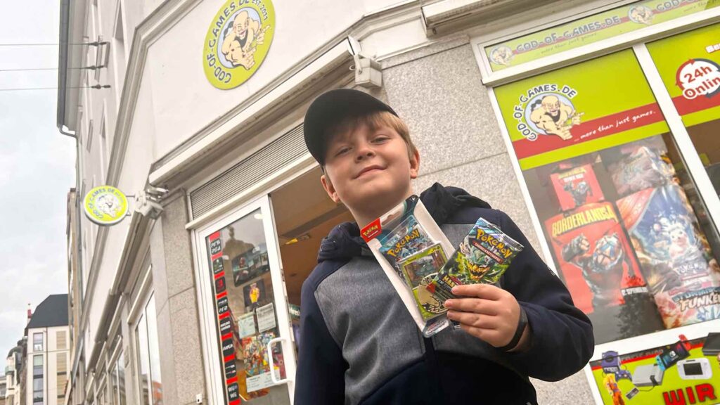 Pokemon-Sammelkarten sind die Leidenschaft vom siebenjährigen Pepe aus Plauen. Zusammen mit seinem Papa geht er regelmäßig in den coolen Shop an der Bahnhofstraße. Foto: Sebastian Höfer