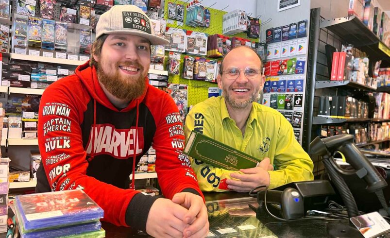 Hier bedient der Chef noch selbst: René Roth (rechts im Bild) zusammen mit seinem Mitarbeiter im angesagten Gamingshop God of Games in Plauen. Foto: Sebastian Höfer