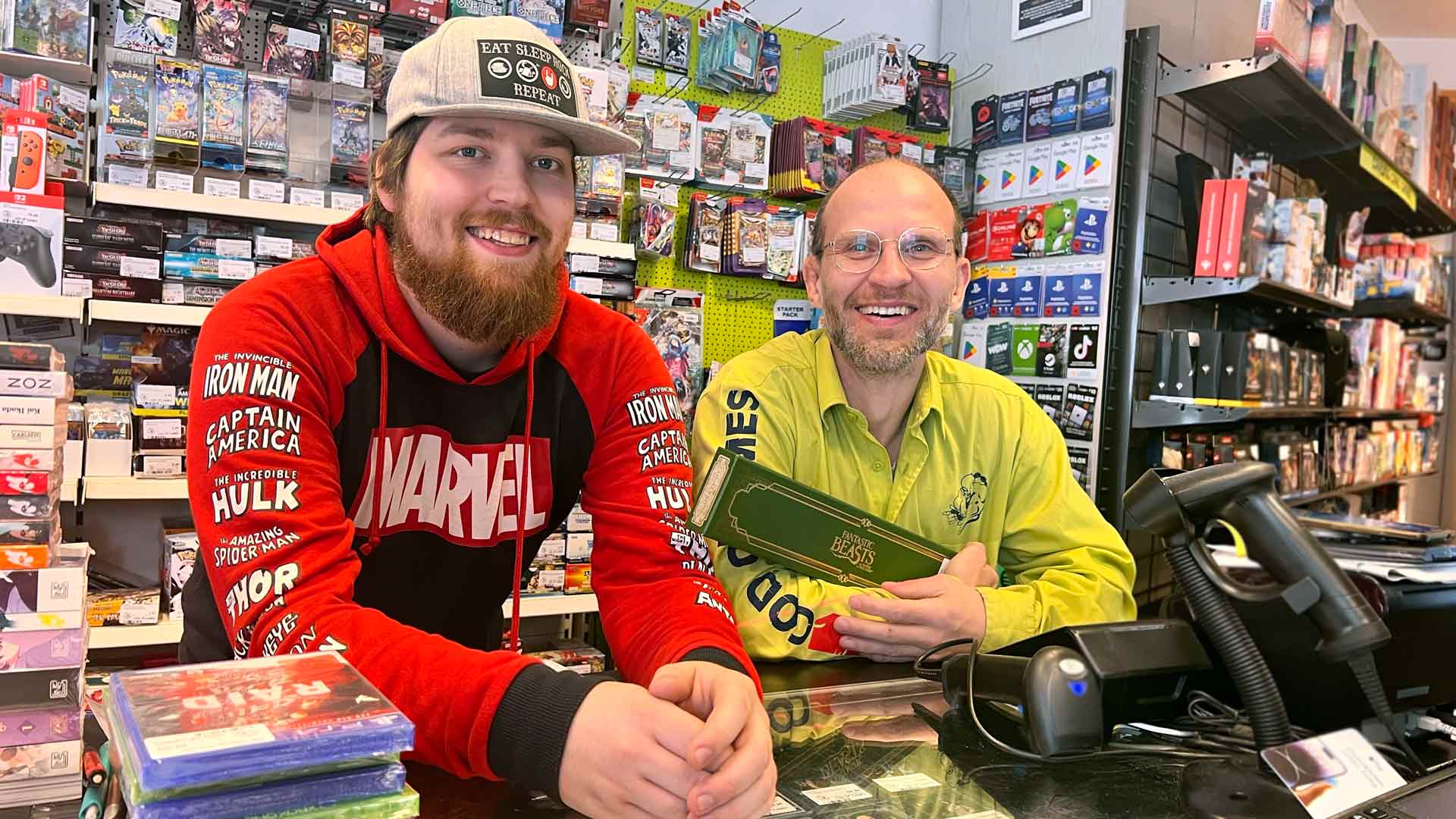 Hier bedient der Chef noch selbst: René Roth (rechts im Bild) zusammen mit seinem Mitarbeiter im angesagten Gamingshop God of Games in Plauen. Foto: Sebastian Höfer