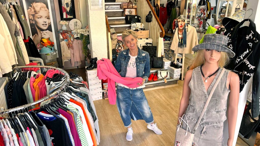 Heike Spindler mitten in ihrem JAM-Store. Mit Style und Extravaganz, so ist ihre Mode für alle Damen in der Region. Foto: Sebastian Höfer