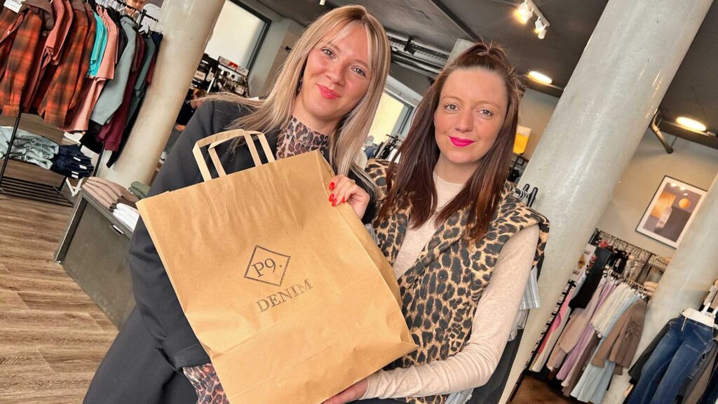 Janine und Mandy: Lockere Beratung und coole Styles im P9 Denim an der Marktstraße. Foto: Sebastian Höfer