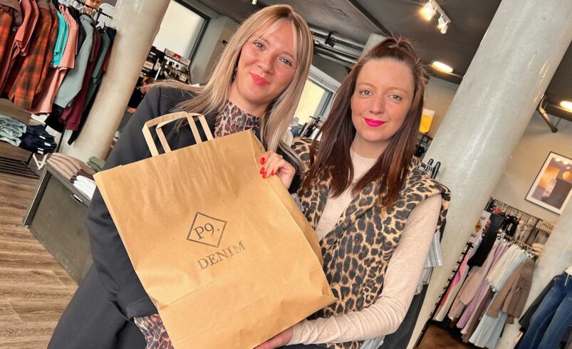 Janine und Mandy: Lockere Beratung und coole Styles im P9 Denim an der Marktstraße. Foto: Sebastian Höfer