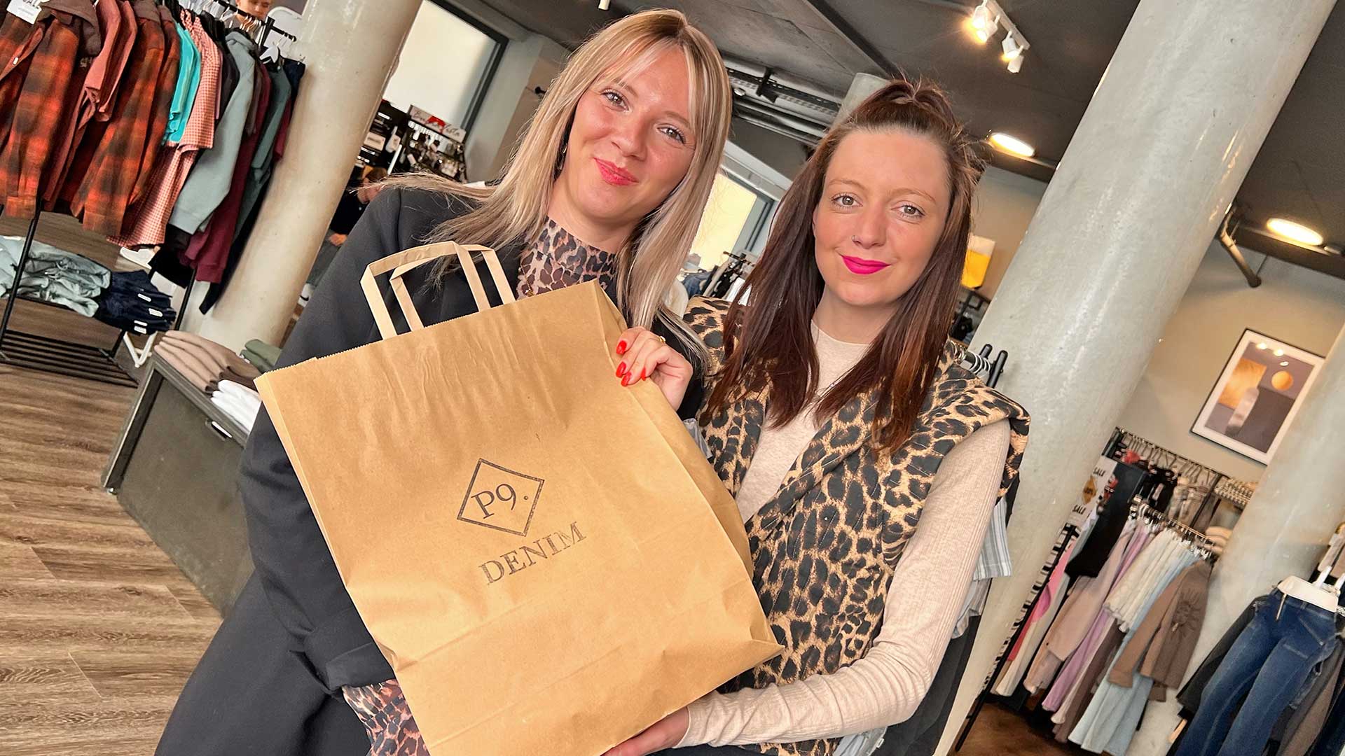 Janine und Mandy: Lockere Beratung und coole Styles im P9 Denim an der Marktstraße. Foto: Sebastian Höfer