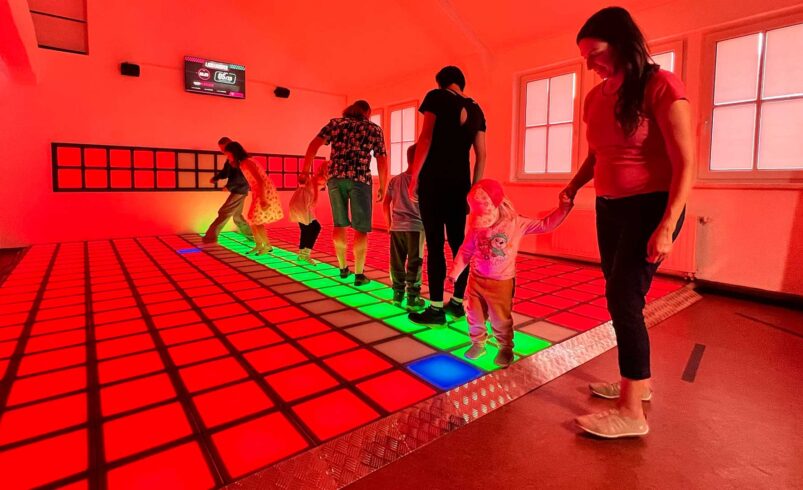 Spielspaß für Groß und Klein auf dem neuen LED-Lightjumper in Auerbach. Foto: Sebastian Höfer