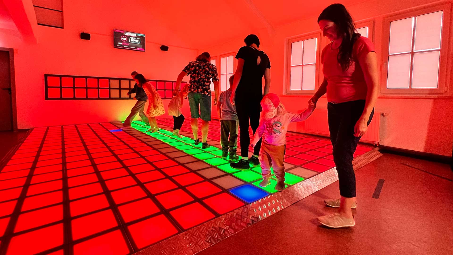 Spielspaß für Groß und Klein auf dem neuen LED-Lightjumper in Auerbach. Foto: Sebastian Höfer