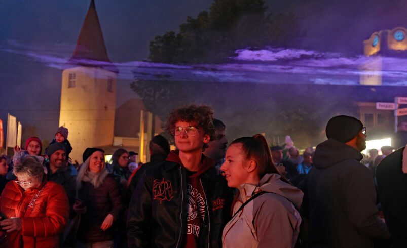 Plauen hat 2024 eine gelungene Premiere der “Nacht der Kerzen” am Samstagabend am Platz des Wende-Denkmals erlebt. Foto: T. Voigt