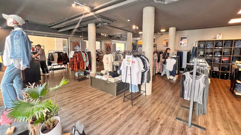 Große Auswahl und angesagte Mode im P9 Denim an der Marktstraße. Foto: Sebastian Höfer