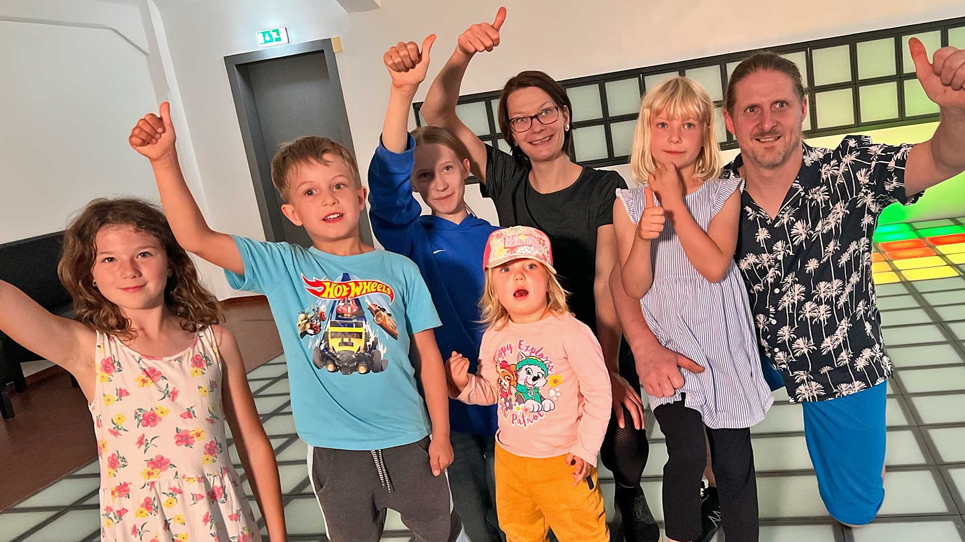 Das neue Eventmodul wurde sofort in Beschlag genommen und getestet. Große sowie kleine Jumper waren sich einig - LED-Lightjumper macht Laune. Foto: Sebastian Höfer