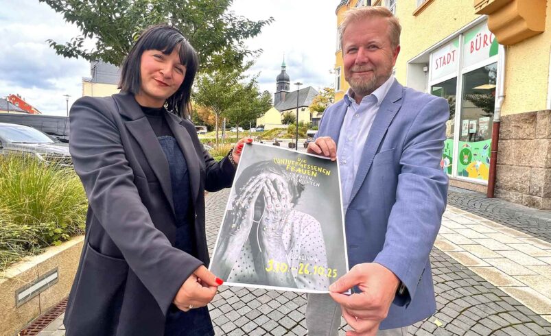 Ausstellung in der Rodewischer „Villa Wolff“: Susan Thiel, Leiterin der AWO Seniorenresidenz am Stadtpark Auerbach und Falkensteins Bürgermeister Marco Siegemund (CDU) freuen sich auf die bevorstehende Schau. Foto: Sebastian Höfer