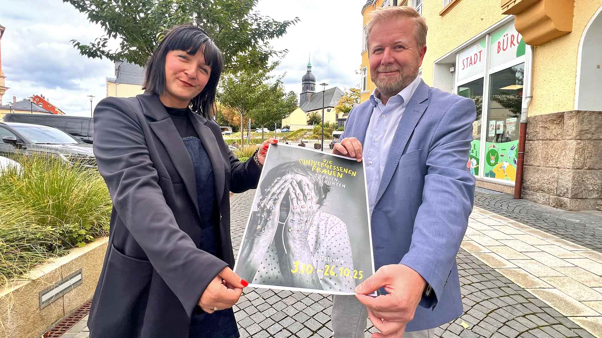 Ausstellung in der Rodewischer „Villa Wolff“: Susan Thiel, Leiterin der AWO Seniorenresidenz am Stadtpark Auerbach und Falkensteins Bürgermeister Marco Siegemund (CDU) freuen sich auf die bevorstehende Schau. Foto: Sebastian Höfer