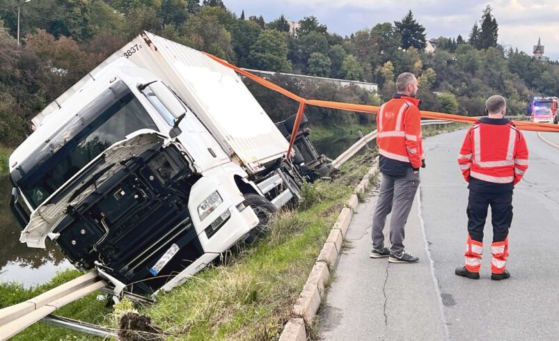 Lkw droht in Plauen in die Weiße Elster zu stürzen. Foto: Sebastian Höfer