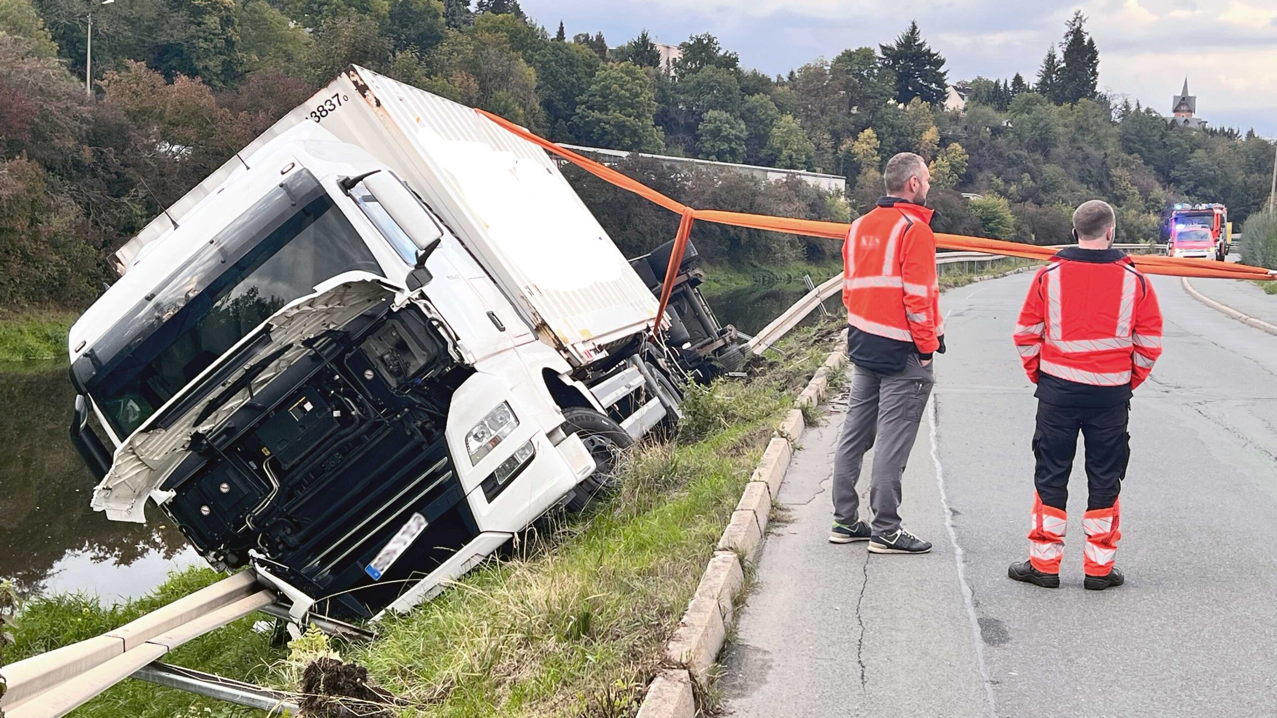 Lkw droht in Plauen in die Weiße Elster zu stürzen. Foto: Sebastian Höfer