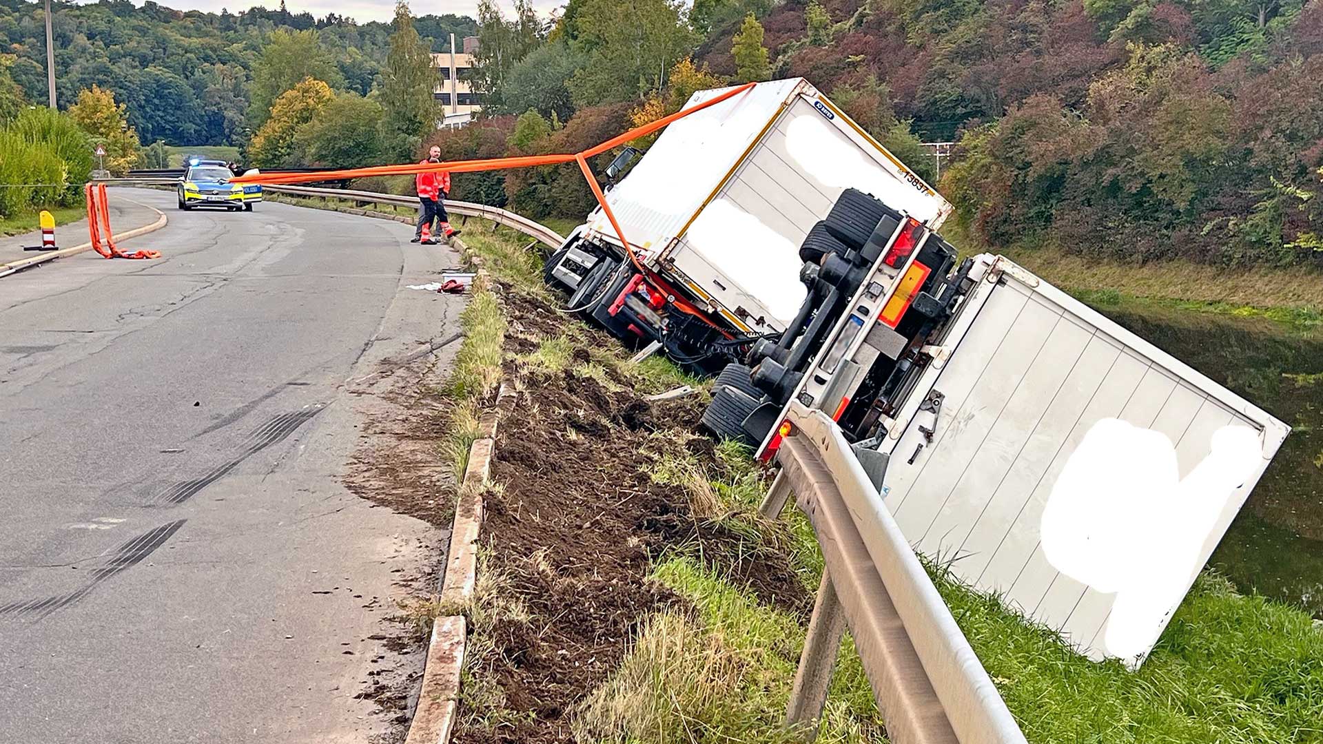Aufwendige Bergung: Lkw droht in Plauen in die Weiße Elster zu stürzen. Foto: Sebastian Höfer