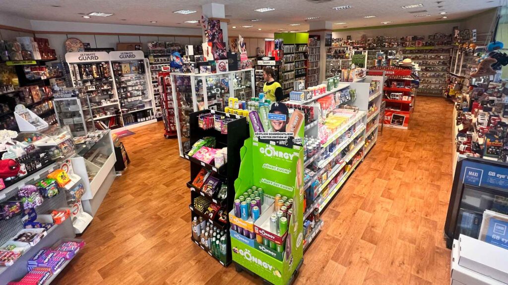 Ein umfangreiches Sortiment für die Nerdkultur: Im God of Games an der Bahnhofstraße gibt es Videospiele, Sammelkarten, Pokémons und ganz viele Snacks aus USA, Amerika, Asien. Foto: Sebastian Höfer