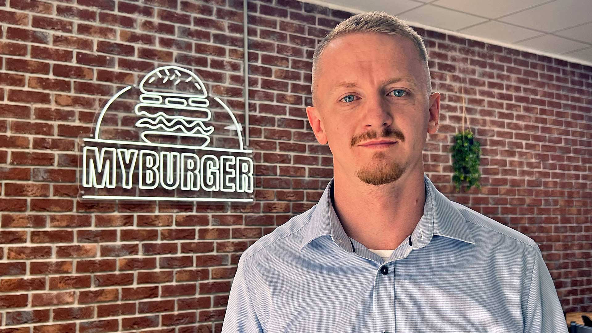 Denis Mushinskiy ist der Burgerbrater von Plauen. In seinem Burgerladen "MyBurger" an der Bahnhofstraße gibt es eine Vielzahl an leckeren, verganen, vegetarischen oder auch klassischen Burgern mit doppelt Fleisch. Foto: Sebastian Höfer